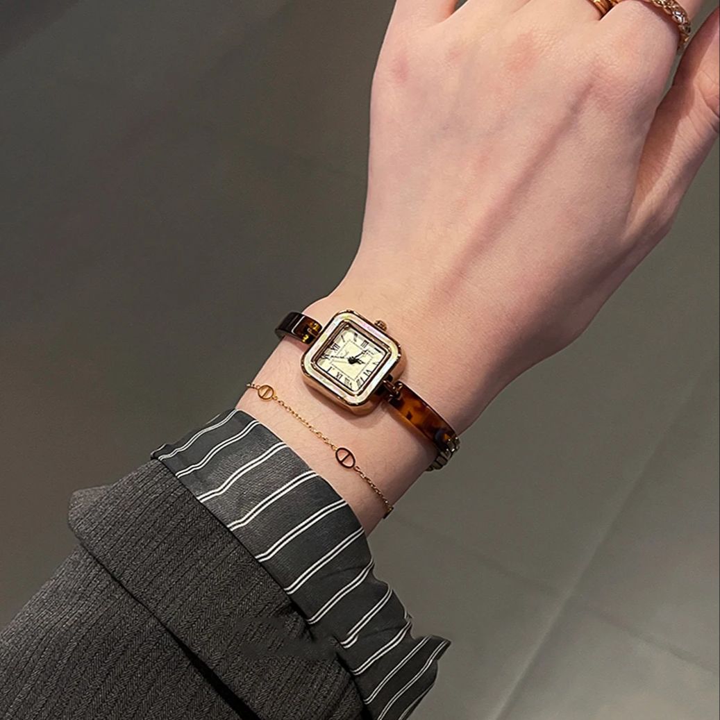 高級ヴィンテージレディースウォッチ、ローマ数字とスクエアダイ - Jewelry Watches Vintage のレビューと価格